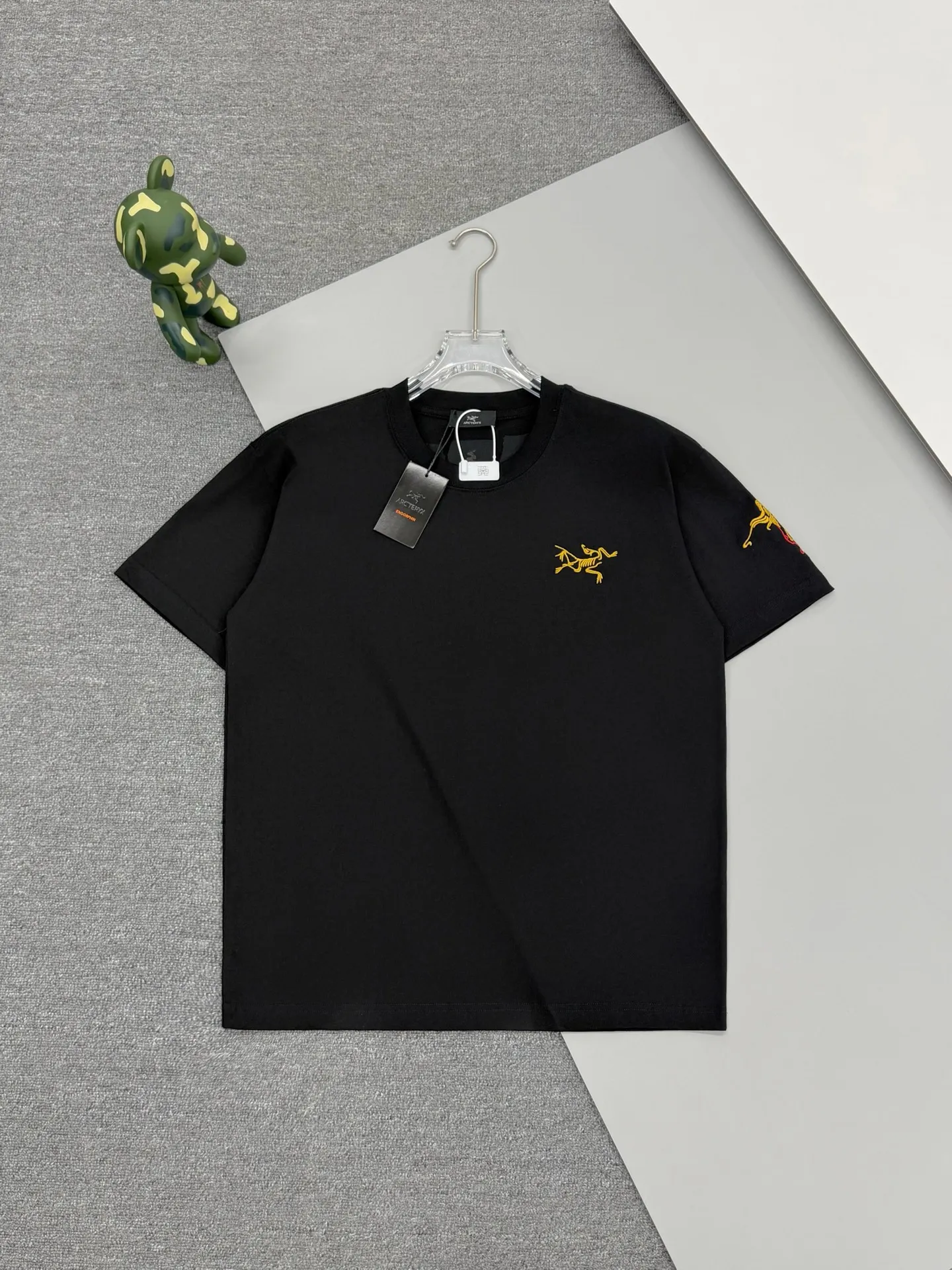 ［ Quality］arc’teryx 。 t 32 g 。 Breathable， ， ， Goldlogo ， 🐴🐴🐴 。 ， ， ， Same Style 𝐂𝐎𝐋𝐎𝐔𝐑：White Black 𝐒𝐈𝐙𝐄：S-XL ： S： 51- 55- 70 M： 53- 57- 72 L： 55- 59- 74 XL： 57- 61- 76